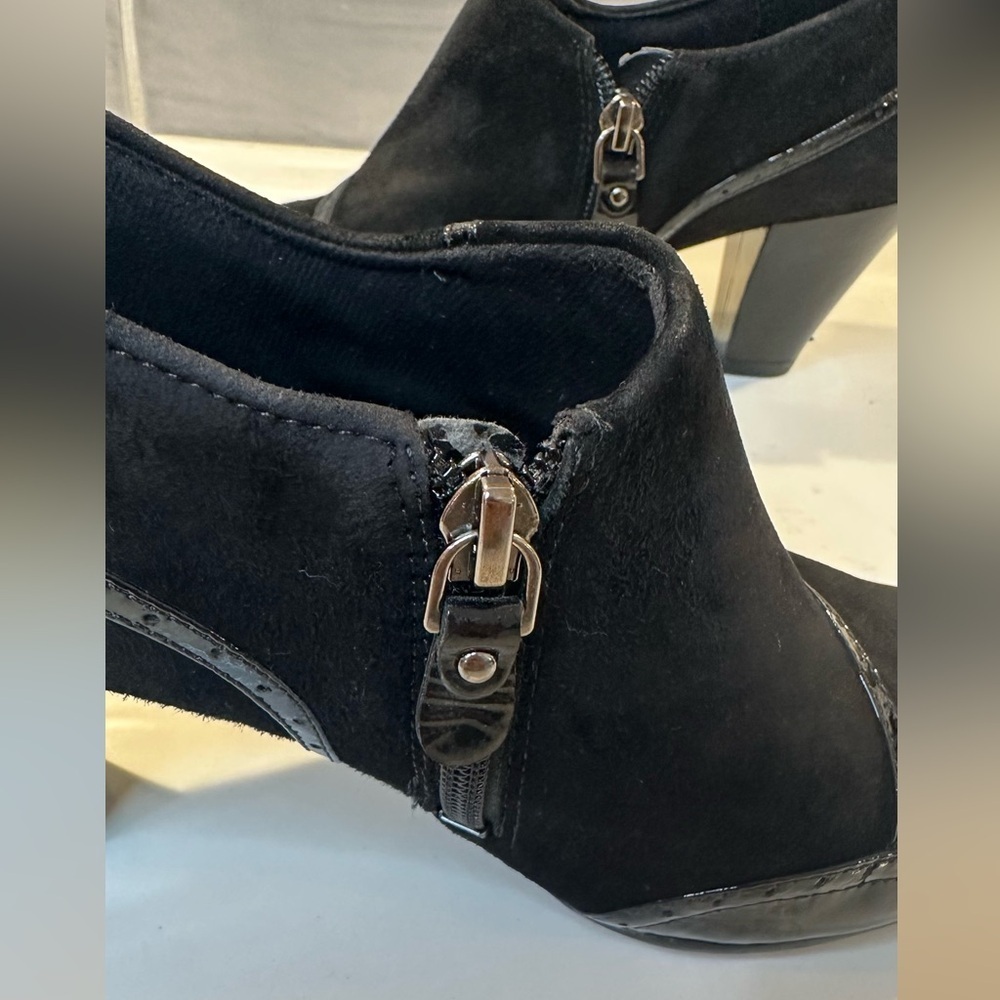 Clarks Artisan Black Suede and Patent Leather Heeled Shoes Classic Size 8 - Picture 9 of 14